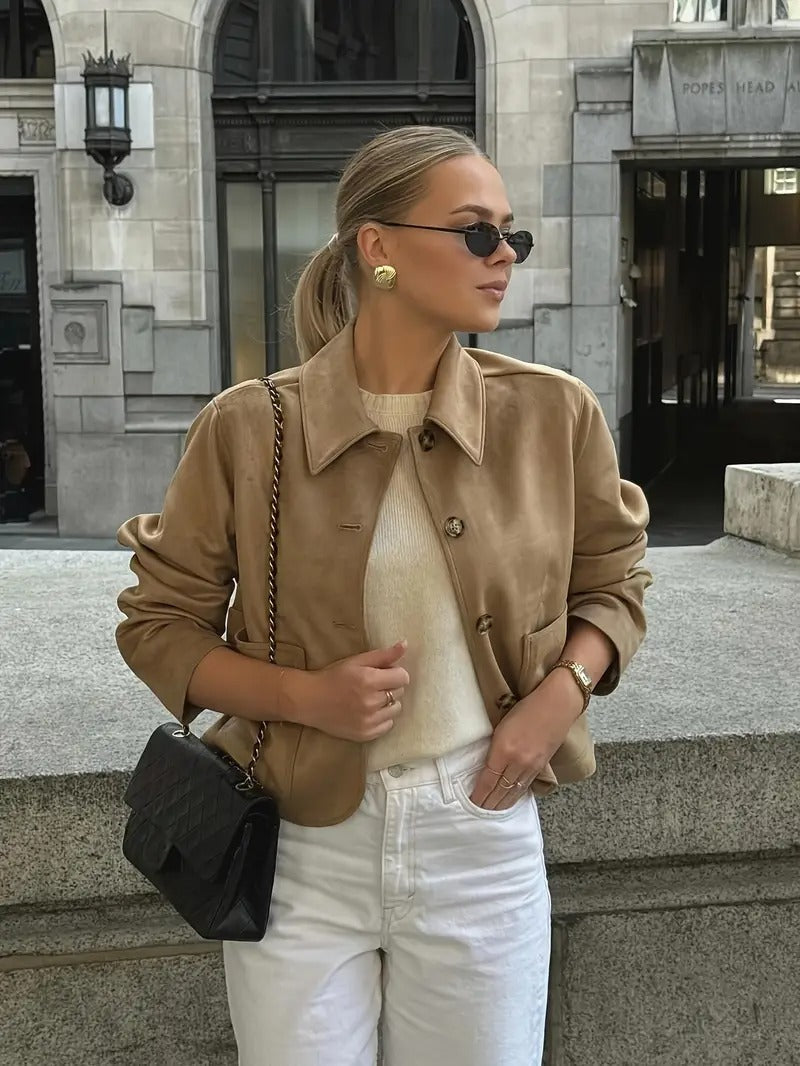 Serena | Suede Jas met Knopen – Cropped Jack